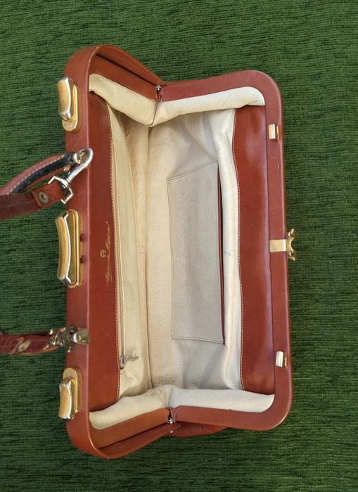 Vând geanta piele Aigner!