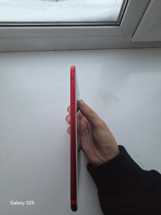 Продаю айфон 7+ красного цвета