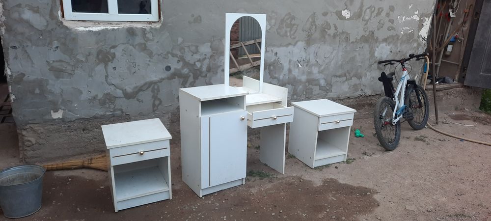 Продам тумбочку с зеркалом !