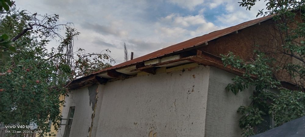 На продаже дом  плюс два участка