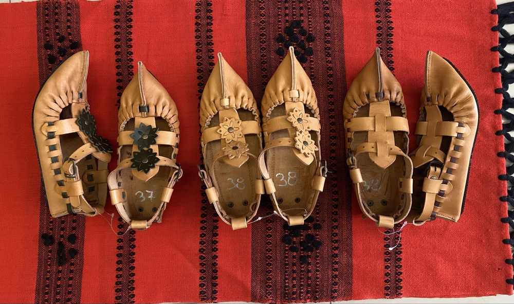 Дамски кожени цървули с орнамент над 5 бр отстъпка 5,11€/10 лв на чифт