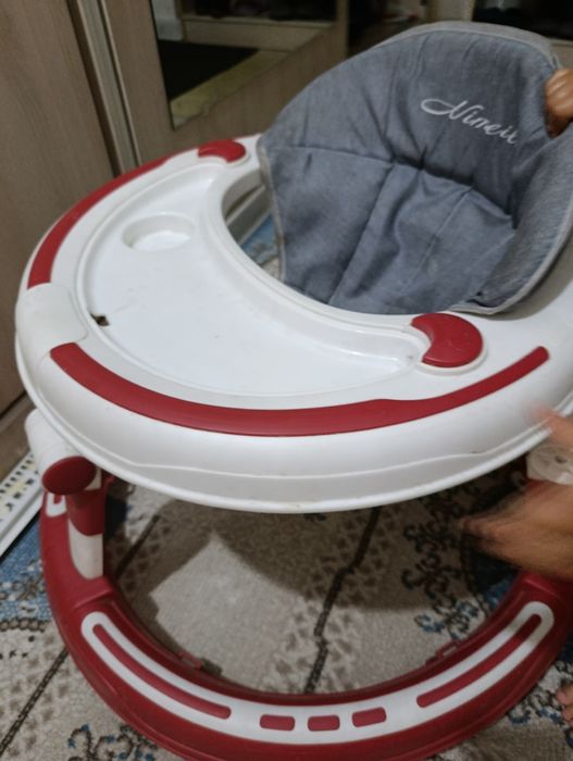 Детский ходунок красный