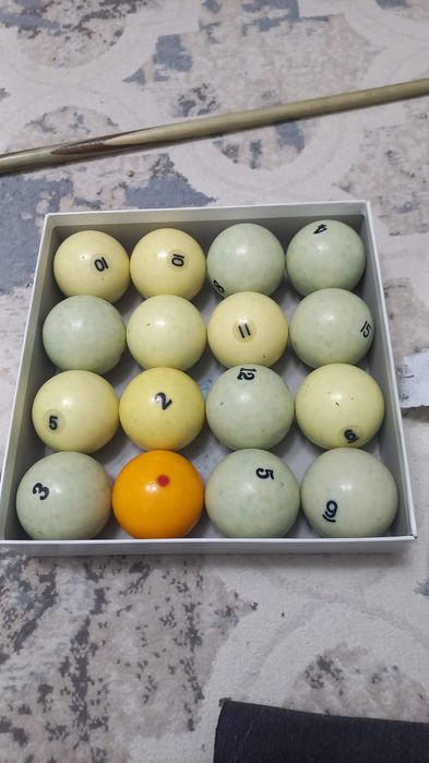 Бильярдный шарик и кия