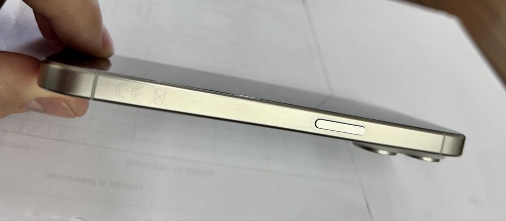 Vand iphone 15 pro alb 256 gb impecabil