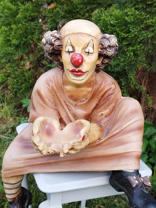 Jun Asilo,Колекционерска фигура на просещ клоун