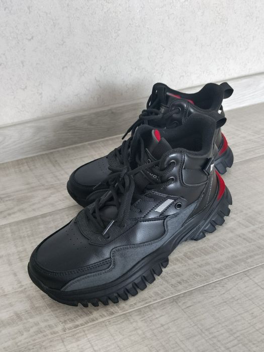 Продам демисезонные кроссовки