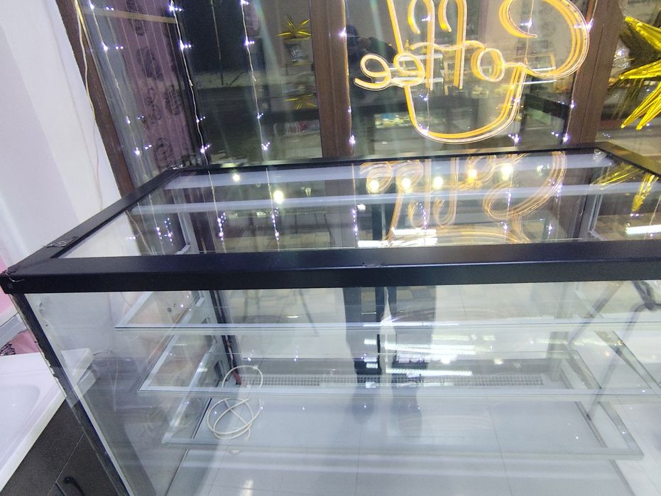 Продам витринный кондитерский холодильник