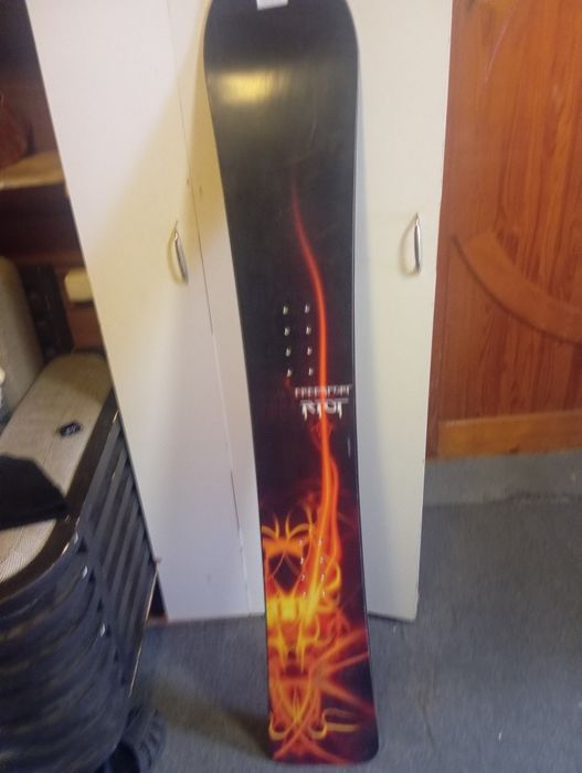 Продам 2 сноуборд новый для карвинга