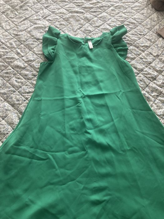 Зелена рокля , без следи от употреба.