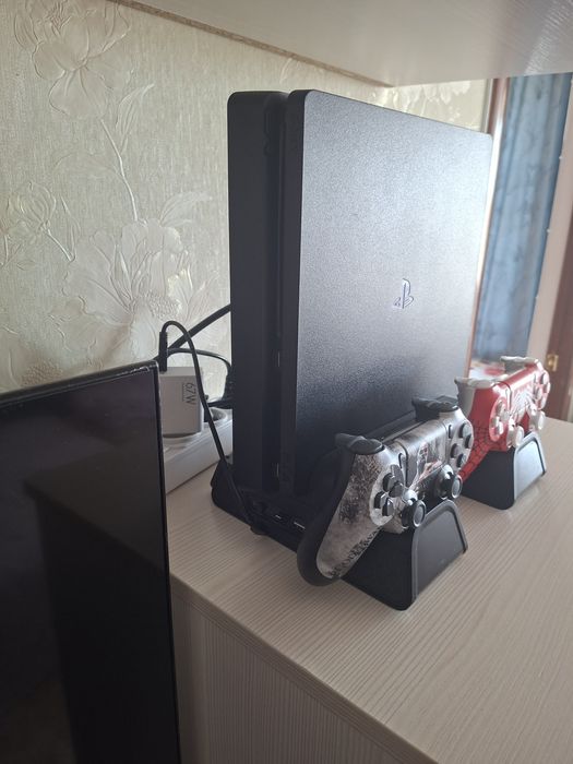 Продам PS4 Slim память 1 ТБ