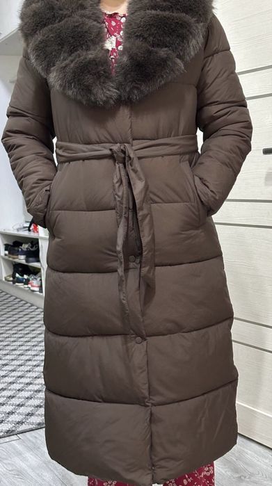 Зимняя женская куртка / пуховик с меховым воротником