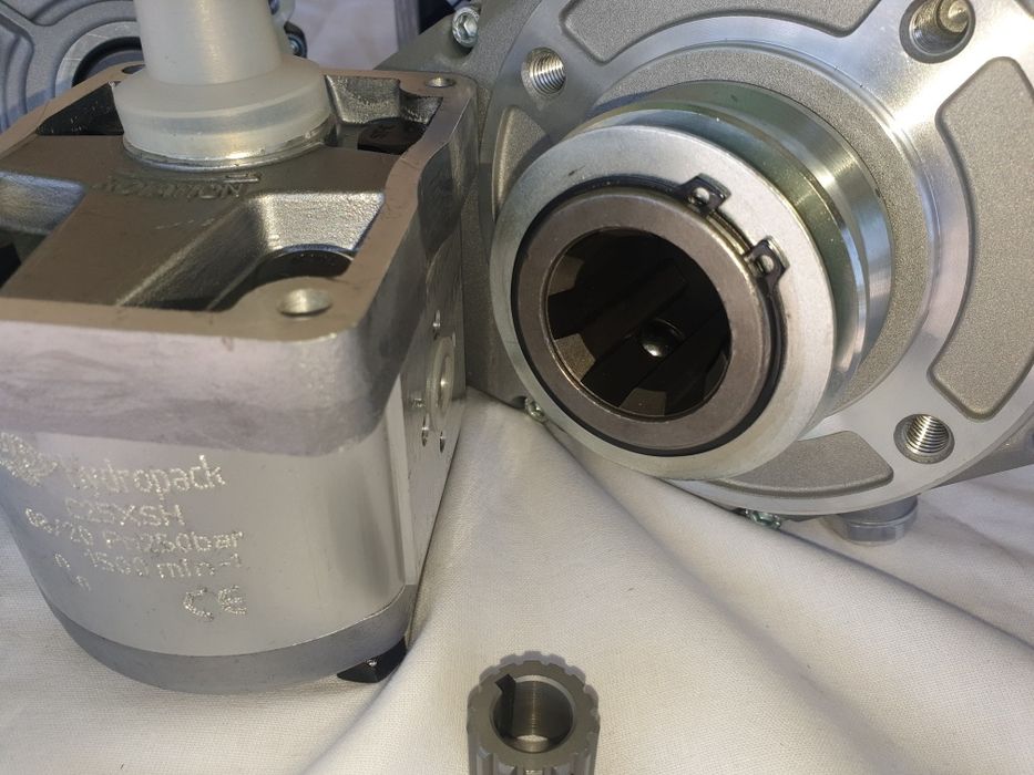 Multiplicator turație cu pompa spargator lemne ,presa ,macara