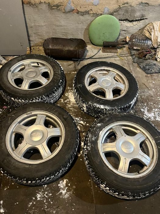 Шины на  зимние  с шипами