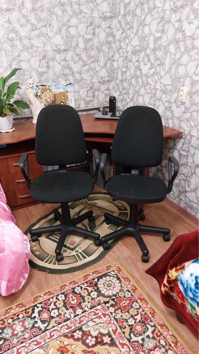 Угловой компьютерный стол и 2 кресла