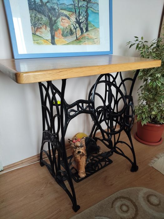 Masa cu picioare de la o masina de cusut veche.