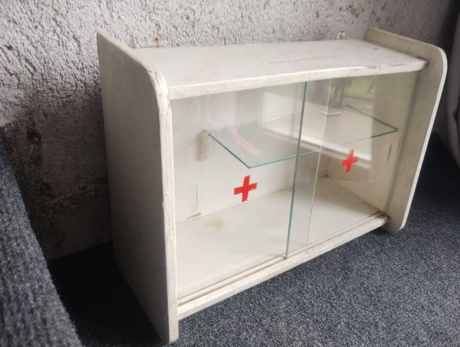 Дървена аптечка за стена