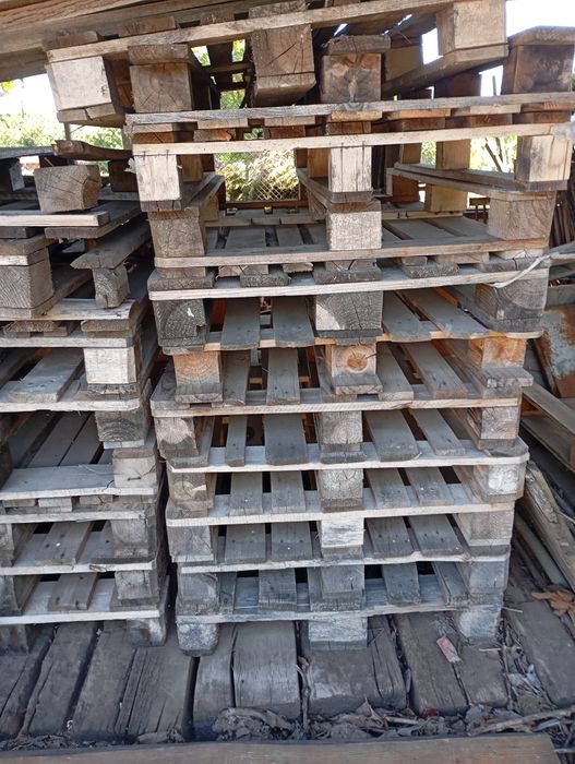 Продавам метални колове и палети.