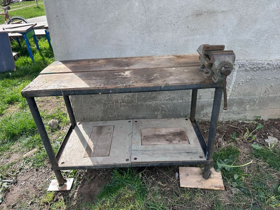 Menghina românească  cu banc de lucru solid