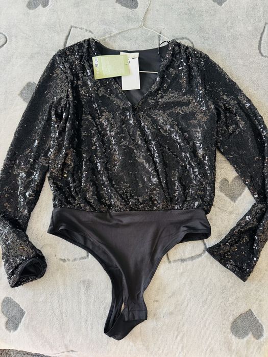 Топ- боди с пайети HM