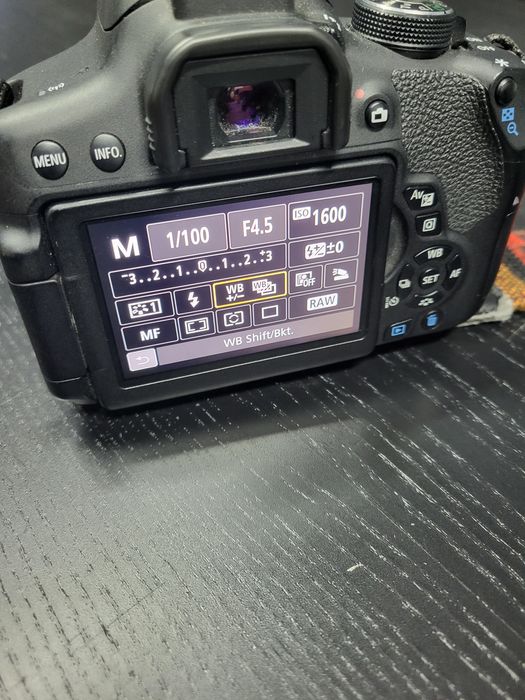 vând Canon EOS 750D