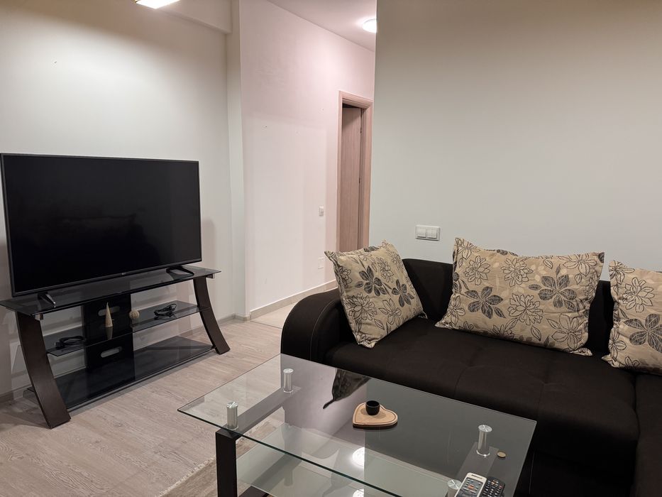 Închiriez apartament 2 camere cu loc de parcare