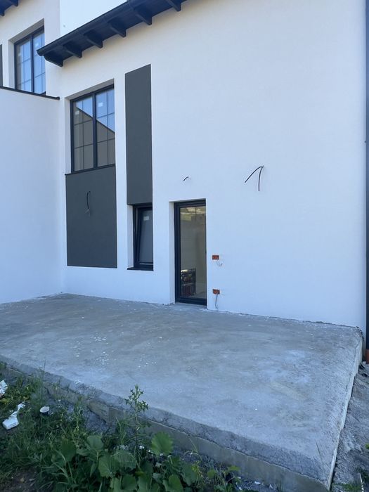 Duplex tip casă individuală – intrări opuse, 112 mp + terasă 25 mp