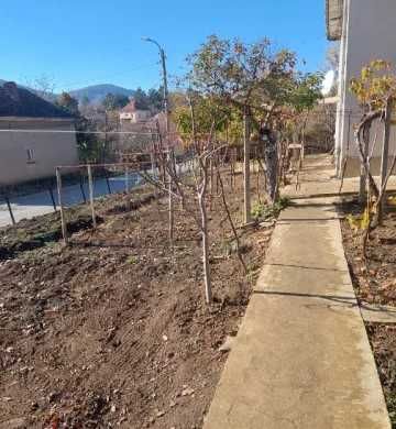 Продавам  двуетажна къща с двор в с. Горна Бешовица.