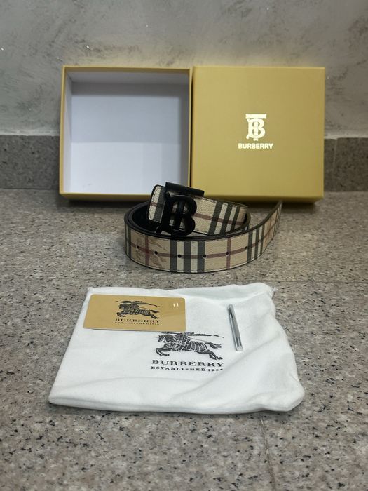 Curea Burberry reversibila