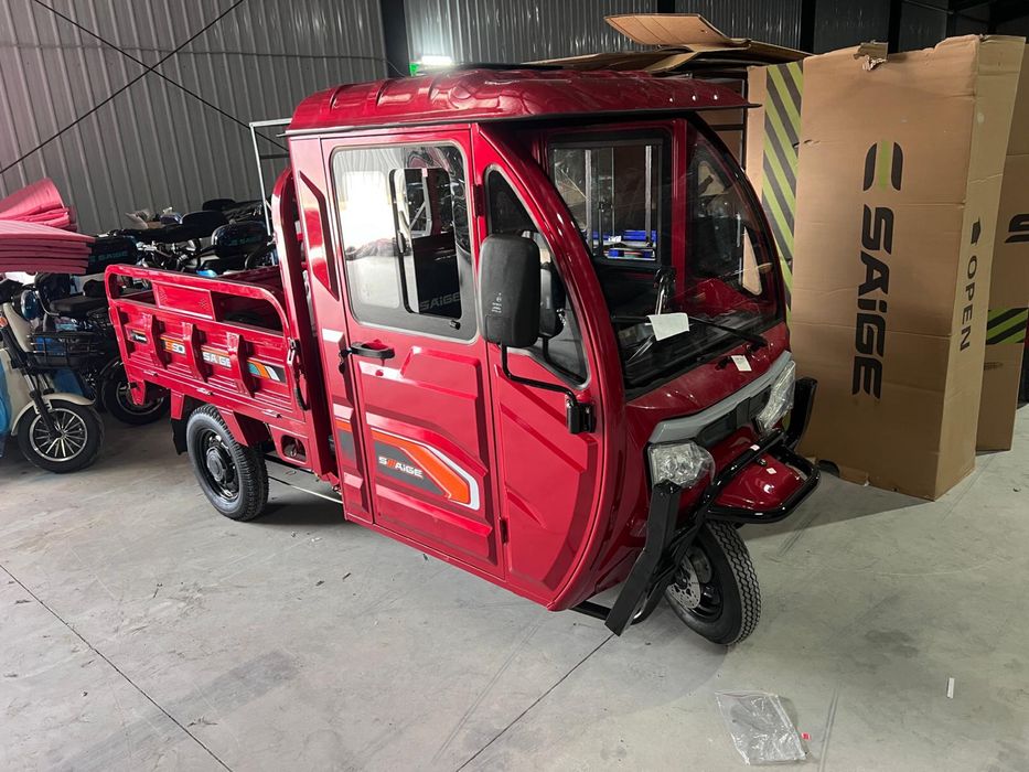 Triciclu electric 2000W cu cabina, fara permis, 25Km/h. 80km autonomie
