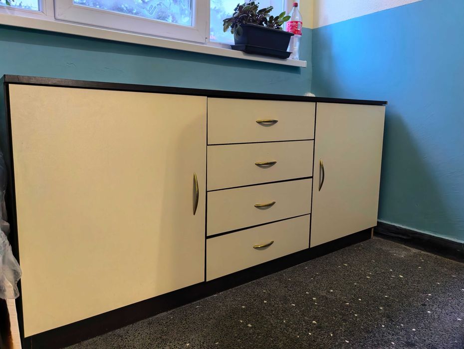 Добре запазен шкаф