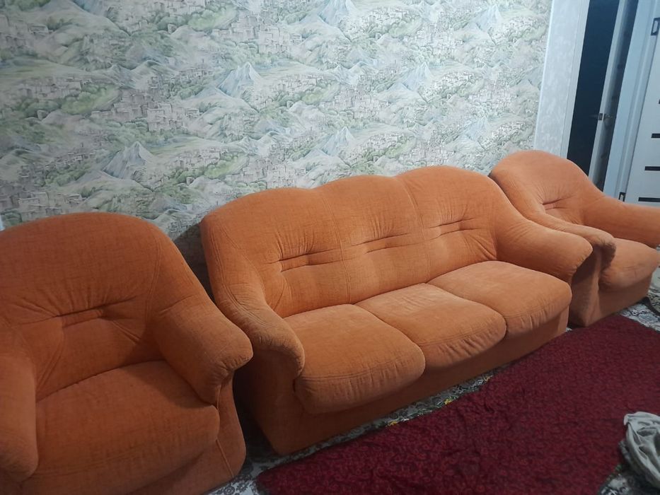Диван оранжевый цвете