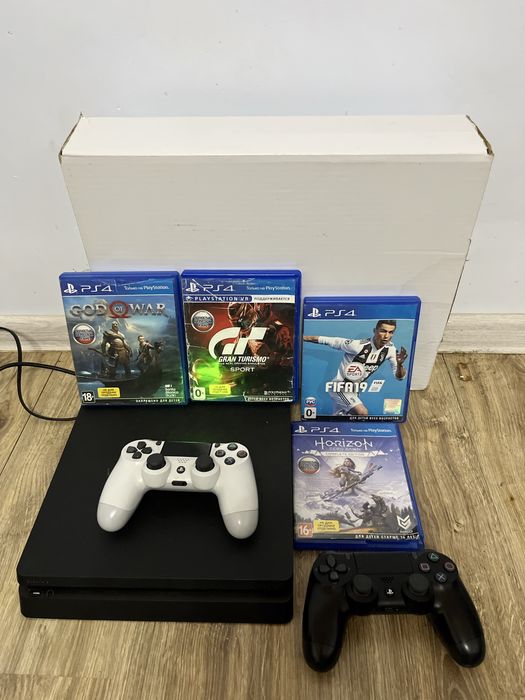 Продам PS4 Slim .