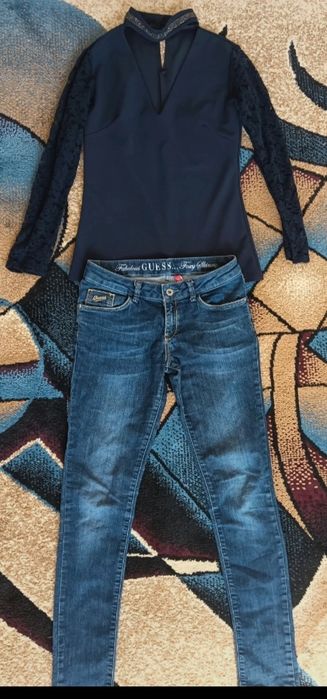 Cămașă cu decolteu și blugi skinny mărimea Xs