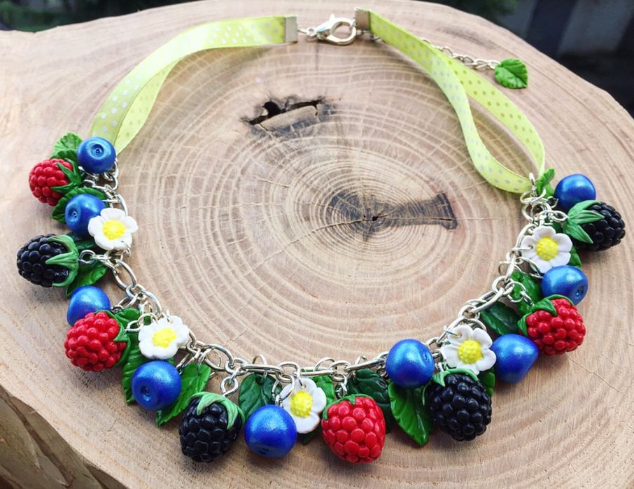 Колие с горски плодове от полимерна глина
