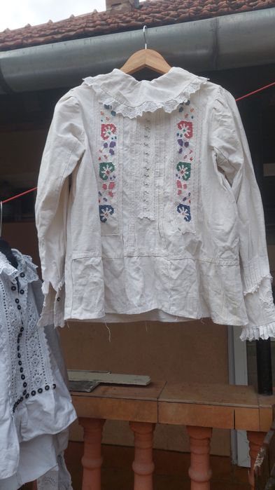 Vănd cămăși tradiționale din zona Beiușului.