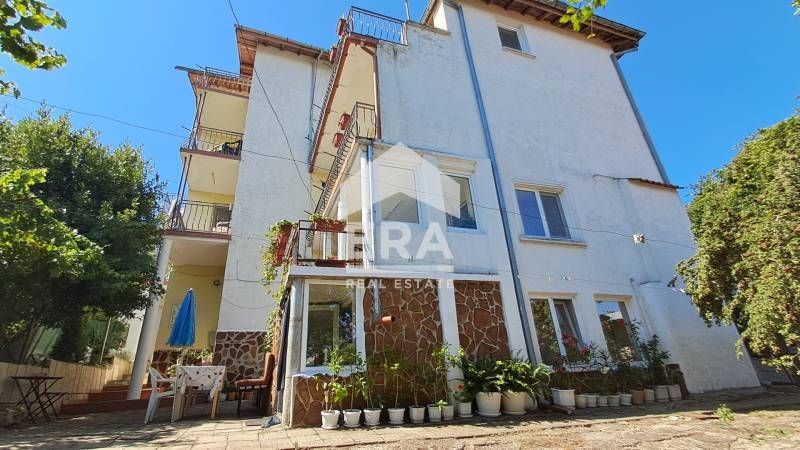 Хотел на 4 етажа за продажба, с общо 18 едностайни и двустайни апартам