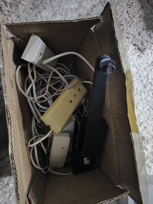 Контроллер замка, контрольный считыватель, доводчик, блок питания