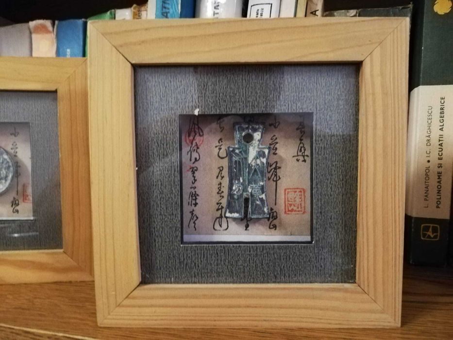 2 monede de epocă chinezești asiatice înrămate în sticlă