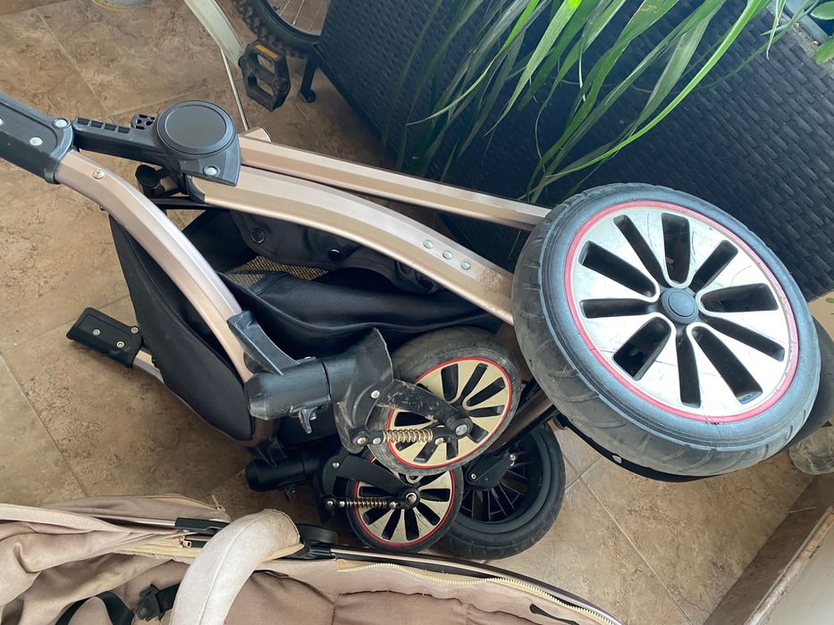 бебешка количка .