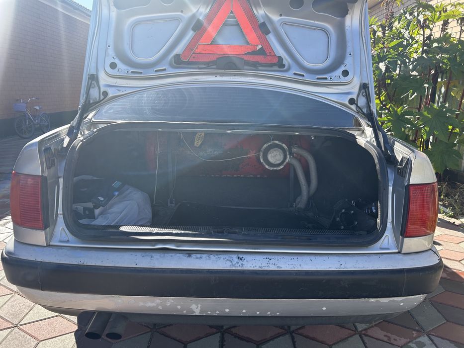 Audi 100 серебристый