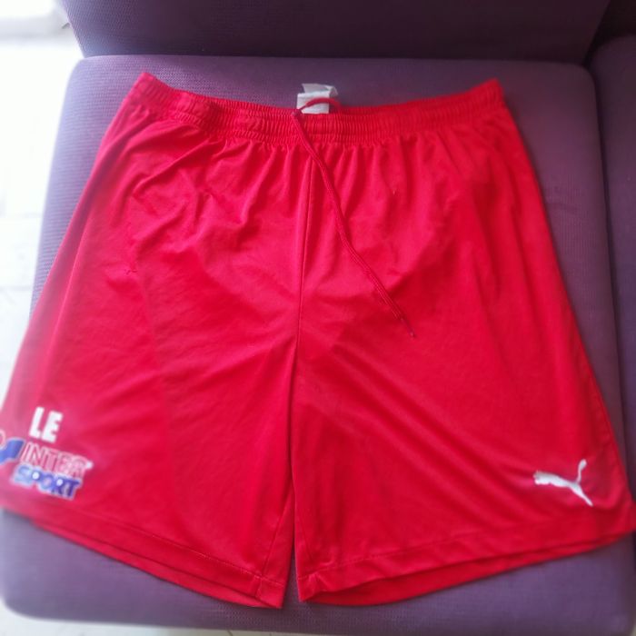 Vind pantaloni marca Puma marimea L și un tricou  marca Puma marimea S.
