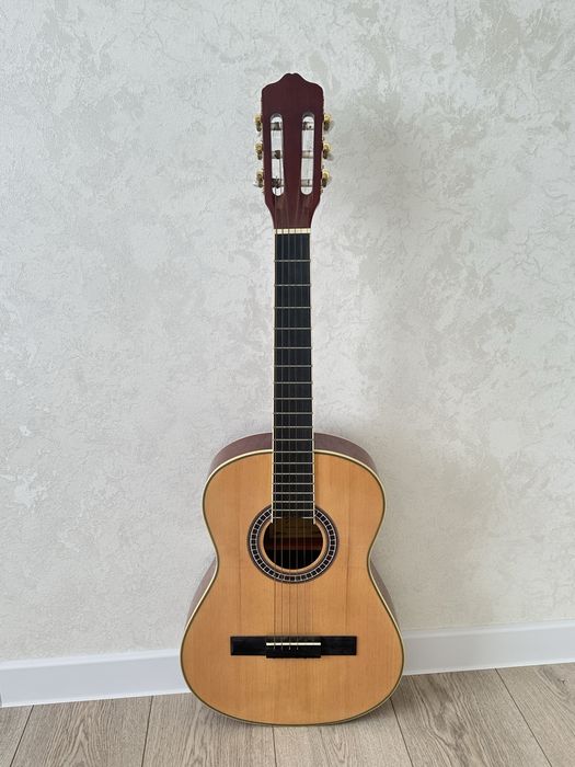 Продам акустическую гитару