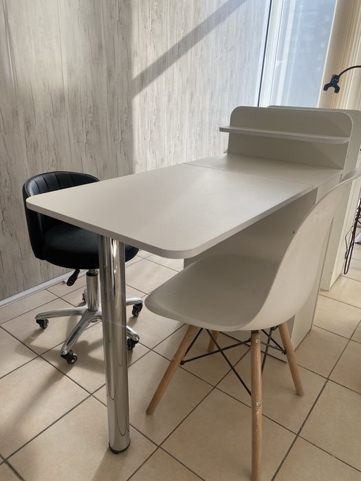 Продам маникюрный стол, стулья