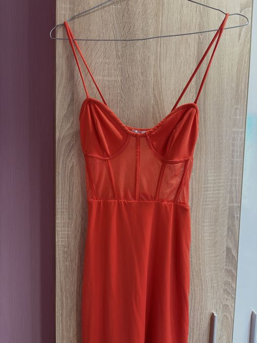 Червена рокля BERSHKA