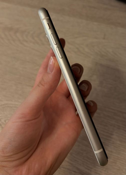 iPhone 11 (в хорошем состоянии )