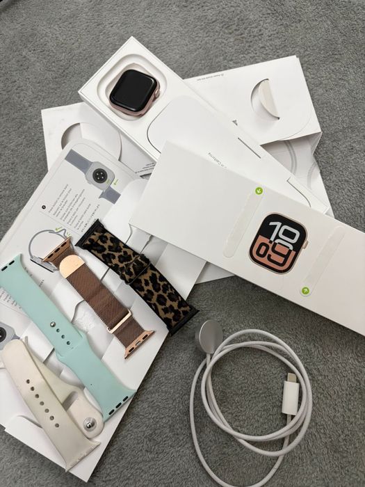 Продаю aplle watch 10 серии с ремешками