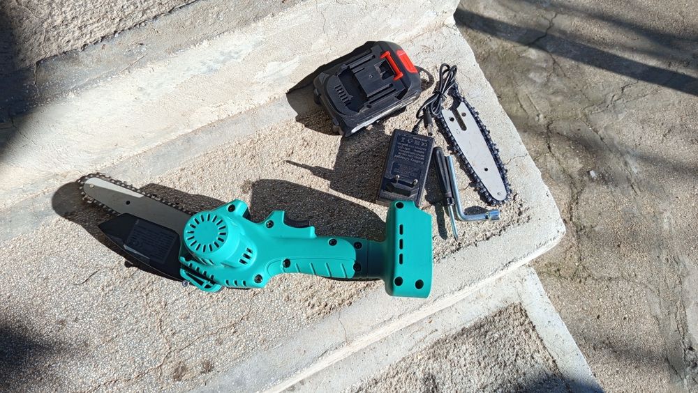 Акумолаторен трион и лозарска ножица  с дължина  1 метър