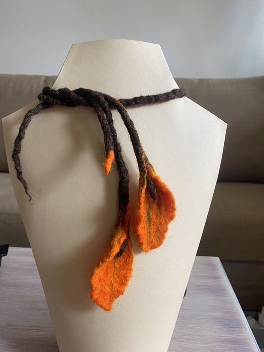 Ръчно озработени украшения от естесвена вълна