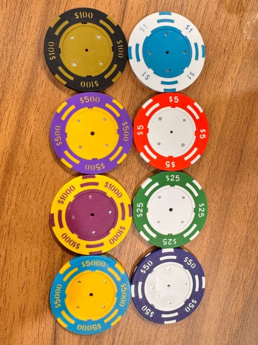 Jetoane si valize pentru jetoane customizate de ceramica si clay CustomTables.eu Bucuresti #jeton #jetoanepoker #jetoanecustomizate #jetoanpersonaliza