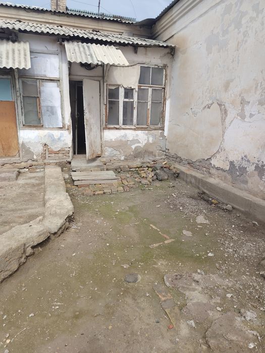 Opshiy dvor lekin adelni qilingan darvozasi bor adelni